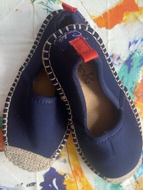 Size 9 Kids unisex Sea Star Espadrilles. Navy Slip-ons with Red Pull on tab.